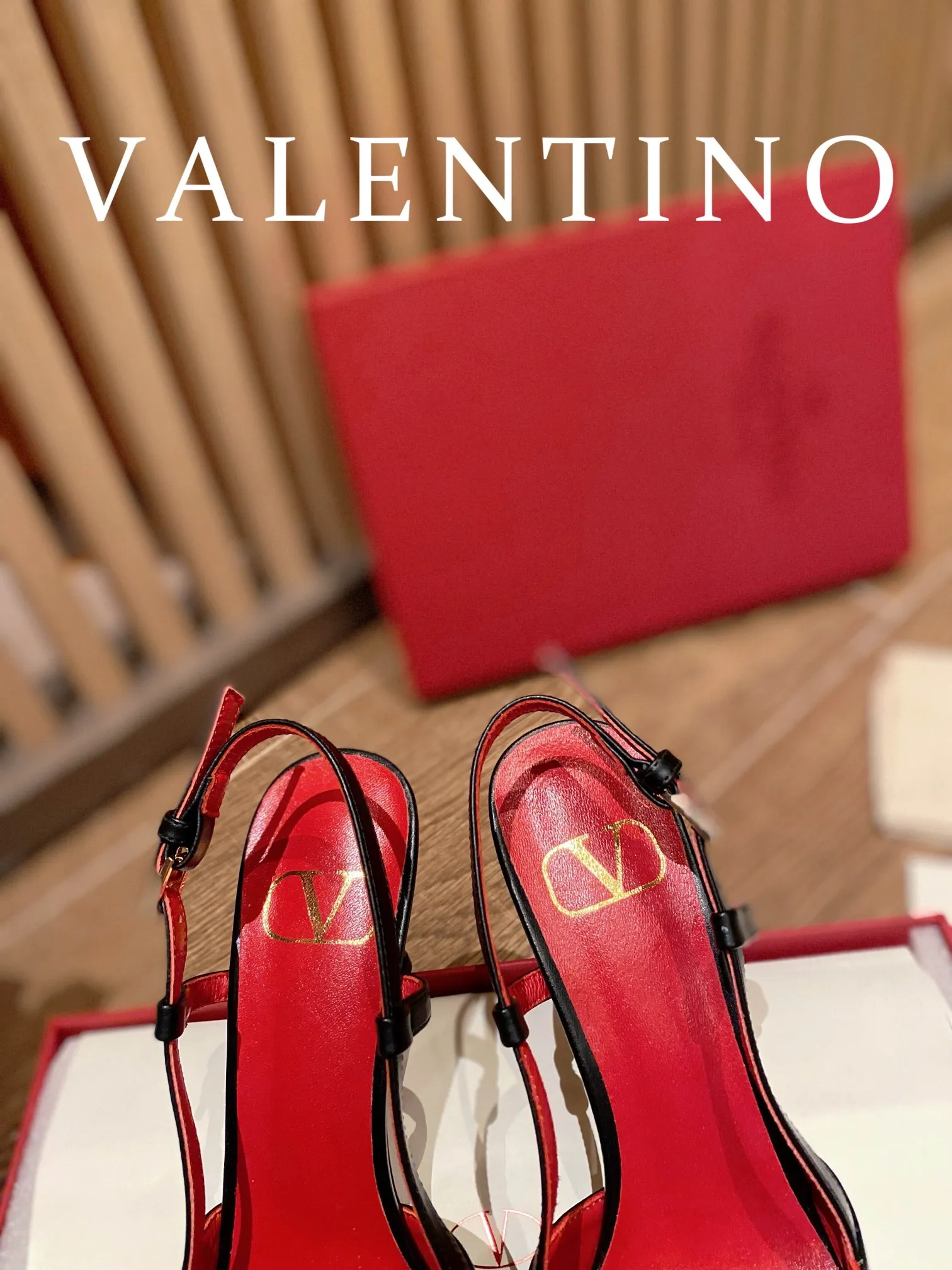 👟👟Ex-factory price 520👟👟 𝑉𝐴𝐿𝐸𝑁𝑇𝐼𝑁𝑂 Valentino ♡ The latest series of the counter 💯The new season of Valentino replaces the usual rivet elements with the initial V bronze (dotted buckle) buckle, simplifying the complexity Make the design more refined and durable. No matter your age, it can easily fit on your feet and make your feet look slimmer! The new season lives up to expectations! Worth buying ★Imported cowhide is absolutely high-grade ❥Original method is absolutely sensual ❥Elegant style creates a different feeling🙈 Simple temperament style!  ♡ show bdetails ———————————— ⊿▸: Size｜35-40 (customized at 34.40.41.42) ⊿▸: Material｜Imported cowhide ⊿▸: Material｜Exclusive molded rhinestone buckle ⊿▸: Material | Padded sheepskin ⊿▸: Material |Italian 🇮🇹 genuine leather outsole (the original 1:1 method has a wood grain shape) ⊿▸: Heel height｜8cm